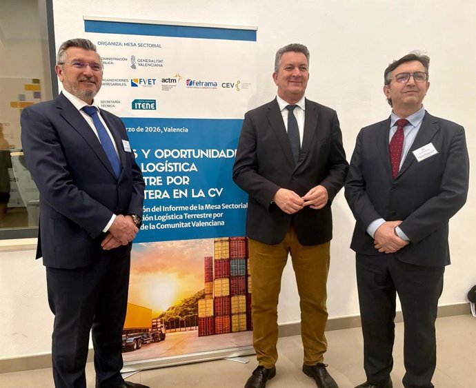 El president de FVET, Carlos Prada de Conflent; el vicepresident tercer i conseller d'Infraestructures, Vicente Martínez Mus, i el responsable de la CEV, Vicente Lafuente.