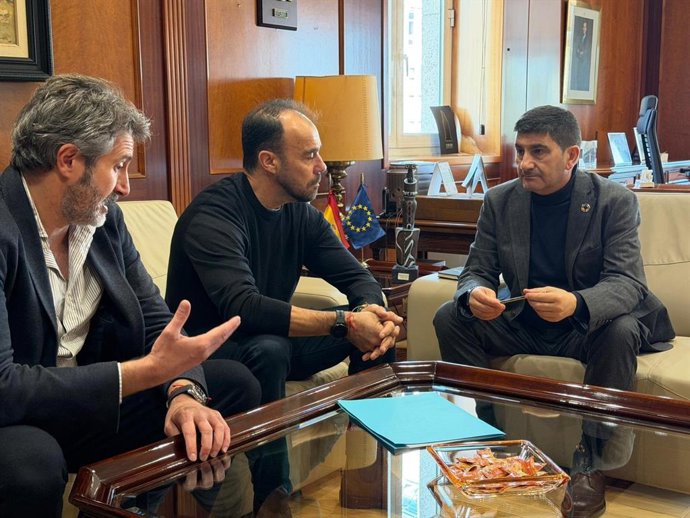 Pedro Blanco destaca el "papel estratégico" del sector marisquero en la ría de Arousa y reafirma el apoyo del Gobierno