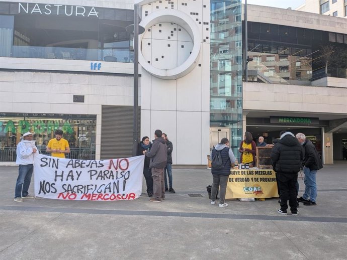 Cata reivindicativa de apicultores organizada por COAG en Oviedo