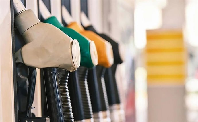 Archivo - Surtidores de combustible