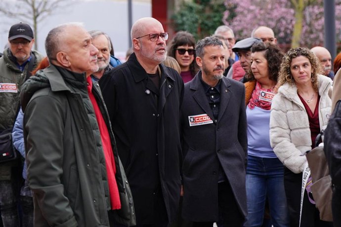 Los secretarios generales de UGT (i), Pepe Álvarez, y CC.OO. (d), Unai Sordo, durante la ofrenda floral con motivo de los 50 años de la matanza del 3 de marzo
