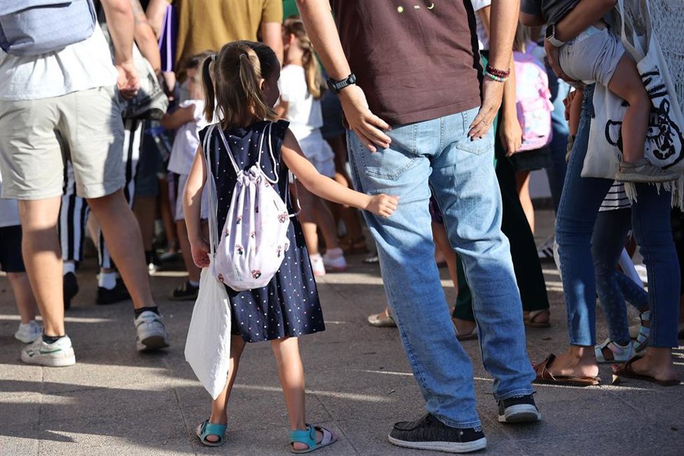 Archivo - Una niña el primer día de inicio del curso escolar, en la Escuela Aula Balear, a 11 de septiembre de 2024, en Palma