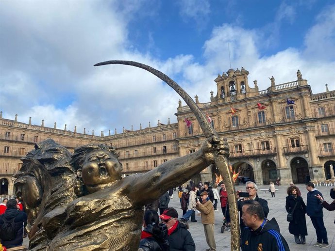 Identificado en Salamanca el autor de daños a la escultura de Xu Hongfei.