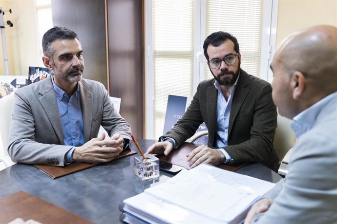 El consejero de Agricultura, Pesca, Agua y Desarrollo Rural de la Junta de Andalucía, Ramón Fernández-Pacheco, durante la reunión de trabajo con el alcalde de Enix, Álvaro Izquierdo.