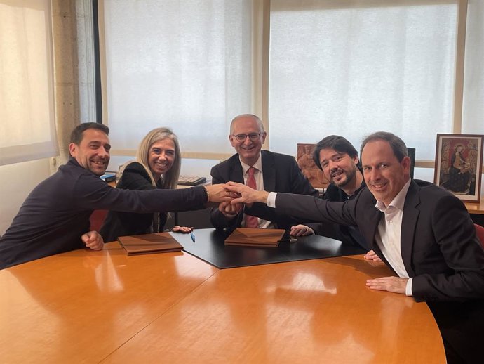 Firma del convenio entre Arquia Banca y UIC Barcelona.