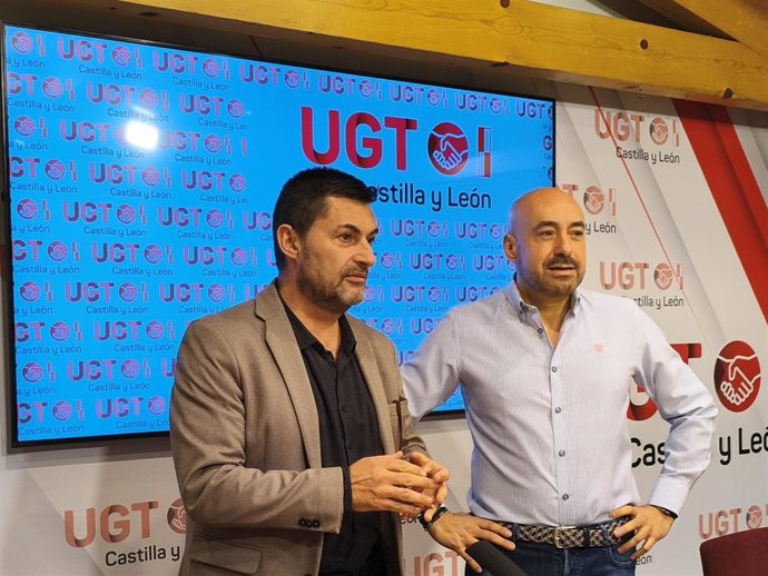 El secretario general de UGT Castilla y León, Óscar Lobo, a la derecha junto al presidente nacional de la Unión de Profesionales y Trabajadores Autónomos (UPTA), Eduardo Abad.