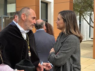 La vicesecretaria general del PSOE-A, María Márquez, conversa con el rector de la Universidad de Huelva, José Rodríguez.