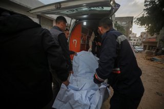 Archivo - Palestinos junto a un cadáver tras un ataque de Israel contra la Franja de Gaza en diciembre de 2025, a pesar del alto el fuego en vigor desde octubre de ese año (archivo)