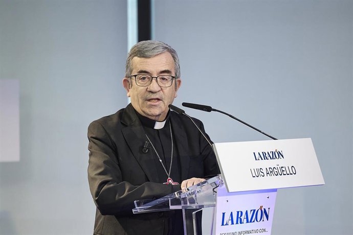 El arzobispo de Valladolid y presidente de la Conferencia Episcopal Española, Luis Argüello, durante un encuentro informativo de La Razón, a 3 de marzo de 2026, en Madrid (España).