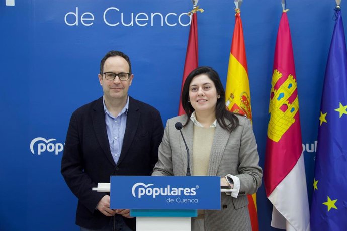 El presidente del Partido Popular de Cuenca, José Martín-Buro, y la diputada nacional por la provincia, Beatriz Jiménez.