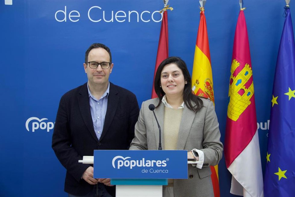 El presidente del Partido Popular de Cuenca, José Martín-Buro, y la diputada nacional por la provincia, Beatriz Jiménez.