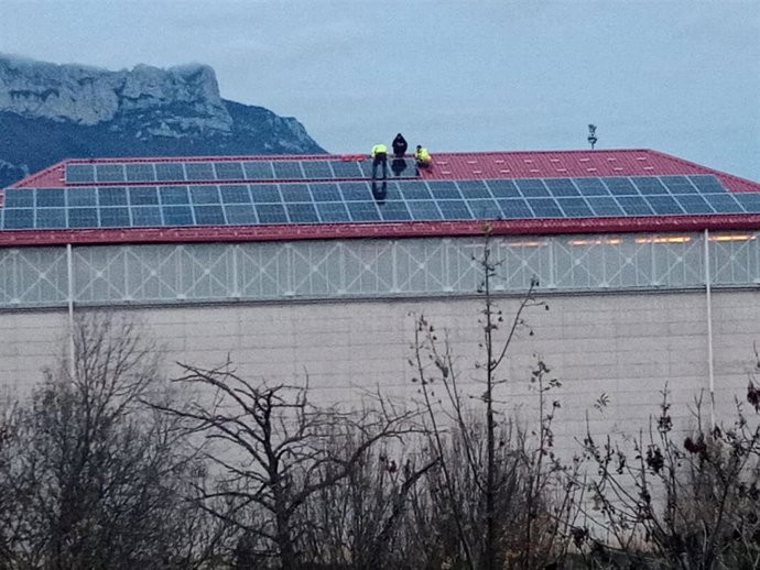 Archivo - Placas solares instaladas en el polideportivo de Samaniego