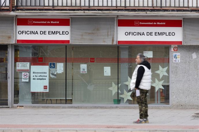 Varias personas hacen cola en una oficina de empleo, a 3 de marzo de 2026, en Alcorcón, Madrid (España). El paro registrado en las oficinas de los servicios públicos de empleo subió en 3.584 personas en febrero en relación al mes anterior (+0,1%), su mayo