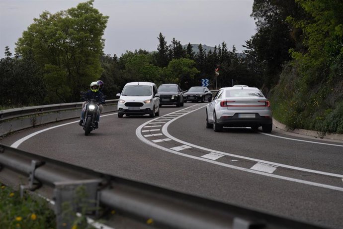 Archivo - Una moto y varios coches circulan por la carretera de l’Arrabassada