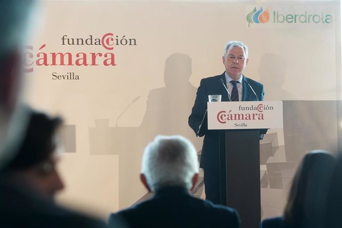 El alcalde de Sevilla, José Luis Sanz, interviene en el desayuno-coloquio 'Liderando desde Andalucía', protagonizado por la consejera de Fomento, Articulación del Territorio y Vivienda de la Junta de Andalucía, Rocío Díaz, 