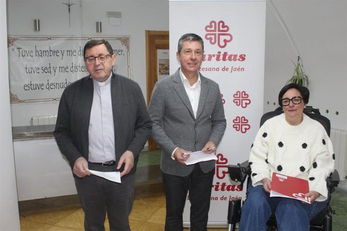 Juan Raya, Rafael Ramos y Fátima Jerez presentan el balance de Cáritas sobre la atención a temporeros.