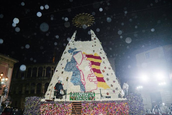Archivo - Vista trasera del manto durante el segundo día de ofrenda floral a la Virgen de los Desamparados, a 18 de marzo de 2025, en Valencia
