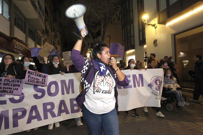 Archivo - Una activista en una manifestación por el 8M.