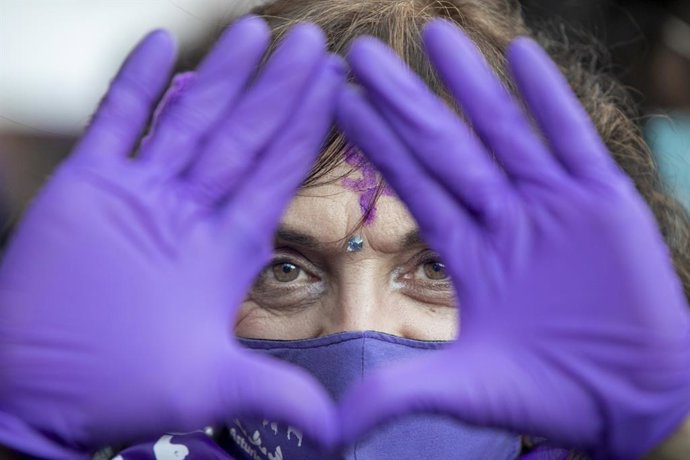 Archivo - Una mujer en una manifestación por el 8M, Día Internacional de la Mujer, a 8 de marzo de 2022, en Gijón, Asturias (España). Como cada año, las calles de Gijón se llenan de personas que quieren celebrar el 8 de marzo, Día Internacional de la Muje