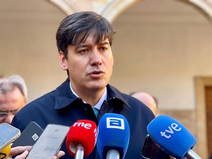 Archivo - El consejero de Ciencia, Industria y Empleo del Principado de Asturias, Borja Sánchez, durante su atención a medios en una imagen de archivo.