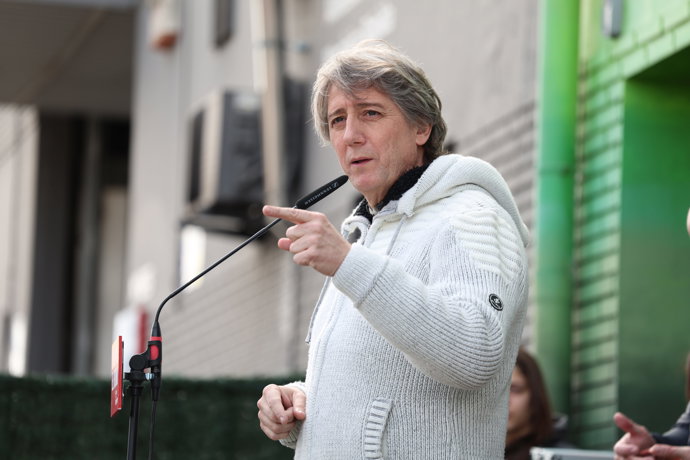 El candidato del PSOE a la Junta de Castilla y León, Carlos Martínez, en una atención a medios antes de visitar el Fab Lab de León.