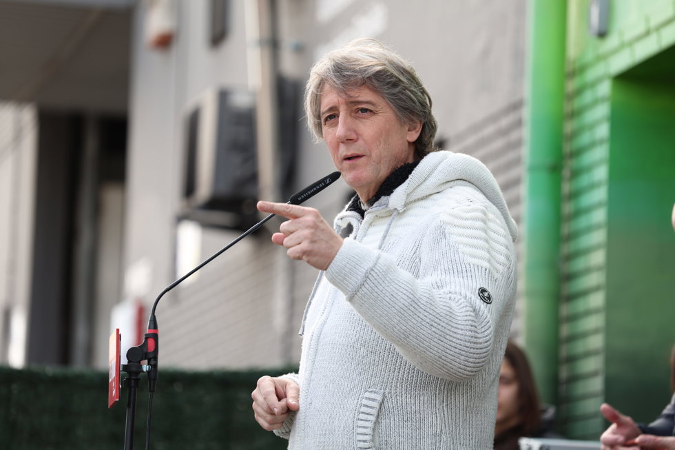El candidato del PSOE a la Junta de Castilla y León, Carlos Martínez, en una atención a medios antes de visitar el Fab Lab de León.