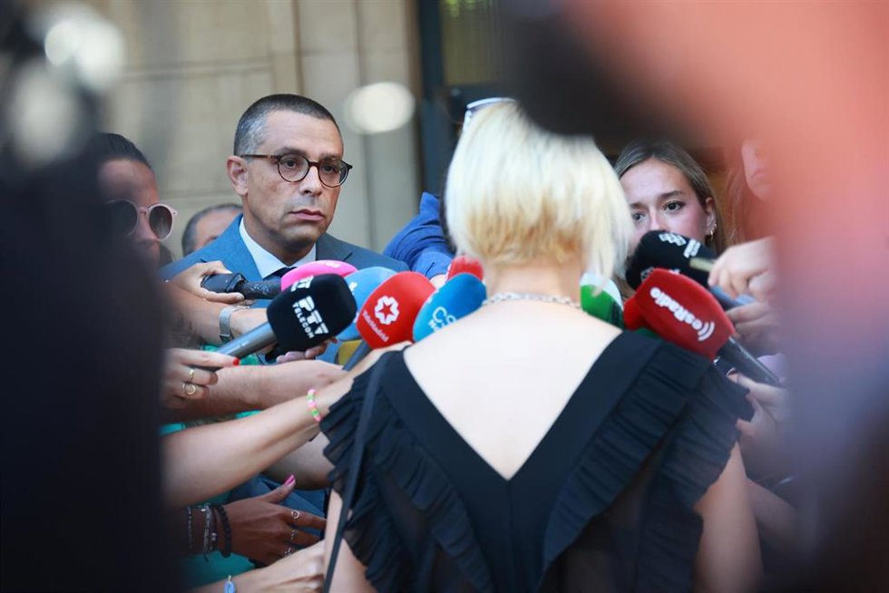 Archivo - El abogado José Antonio Sires y la mujer denunciante en el caso Candy atienden a medios de comunicación. Imagen de archivo.