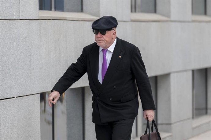 El excomisario José Manuel Villarejo a su llegada a la Audiencia Nacional, a 3 de marzo de 2026, en Madrid (España). Villarejo y dos periodistas se sientan desde ayer, 2 de marzo, en el banquillo de los acusados por el denominado 'caso Dina'.