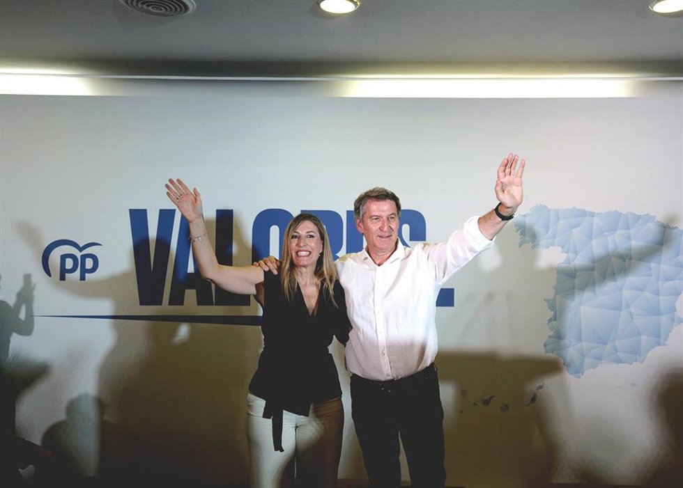 Archivo - El presidente del Partido Popular, Alberto Núñez Feijóo, y la presidenta de la Junta de Extremadura, María Guardiola, durante un acto para presentar la candidatura de reelección del líder del PP, a 2 de junio de 2025, en Cáceres, Extremadura (