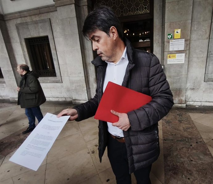 Luis Alonso, tras registrar la queja al Defensor del Pueblo por la adjudicación de VPO en Logroño