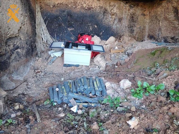 La Guardia Civil interviene ante el hallazgo de posible material explosivo en una cueva de Moya, que resultó ser material de atrezzo