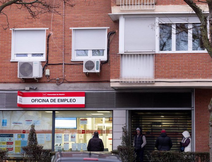 Varias personas hacen cola para entrar en una Oficina de Empleo, a 3 de febrero de 2026, en Madrid (España). El paro registrado en las oficinas de los servicios públicos de empleo subió en 30.392 personas en enero en relación al mes anterior (+1,2%) debid