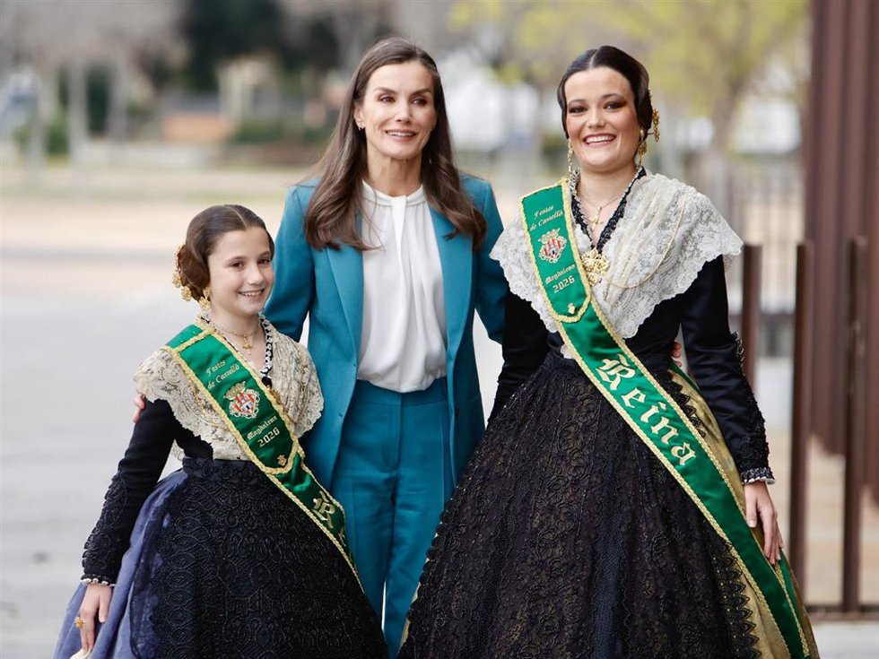 La Reina Letizia posa junto a las Reinas Falleras 2026 de Castellón, a su llegada al acto con motivo del Día Mundial de las Enfermedades Raras, en el Palacio de Congresos de Castellón