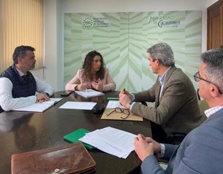 La secretaria general de la Federación Andaluza de Municipios y Provincias (FAMP), Yolanda Sáez, ha mantenido una reunión de trabajo en la sede de la institución con el presidente de la Federación Andaluza de Caza (FAC), José María Mancheño.