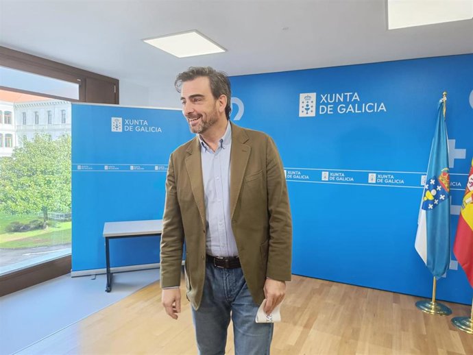 El conselleiro de Presidencia, Xustiza e Deporte, Diego Calvo, antes de atender a los medios