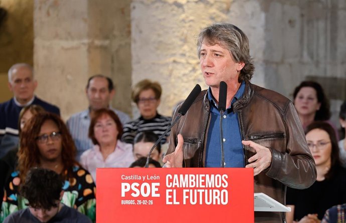 O candidato do PSOE à Junta de Castela e Leão, Carlos Martínez, intervém durante um ato de início da campanha eleitoral, em 26 de fevereiro de 2026, em Burgos, Castela e Leão (Espanha). O presidente do Governo, Pedro Sánchez, irá intervir em tr