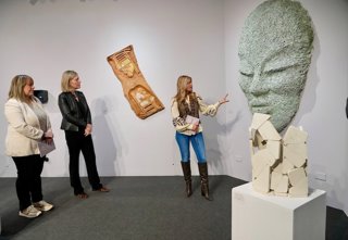 Apertura de la muestra colectiva 'Escultoras AQUÍ AHORA' de E3 Euskal Emakume Eskultoreak Elkartea en las Juntas Generales de Bizkaia.