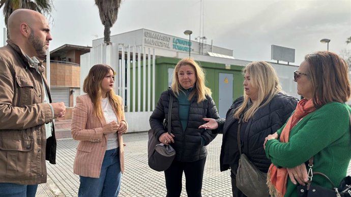 La parlamentaria socialista Verónica Pérez y el portavoz socialista en Tomares, Miguel Ángel Melero, en atención a medios.