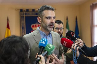 El consejero de Agricultura, Pesca, Agua y Desarrollo Rural de la Junta de Andalucía, Ramón Fernández-Pacheco, atiende a los medios en el Ayuntamiento de Enix (Almería).