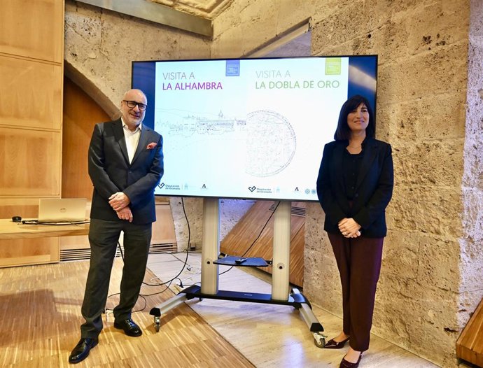 La diputada de Cultura y Educación, Pilar Caracuel, y el director general del Patronato de la Alhambra y Generalife, Rodrigo Ruiz-Jiménez