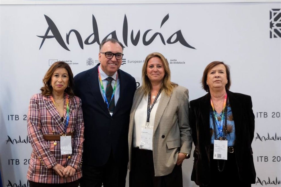 La delegada municipal de Turismo, Angie Moreno, en el centro, junto al consejero de Turismo de la Junta de Andalucía, Arturo Bernal.