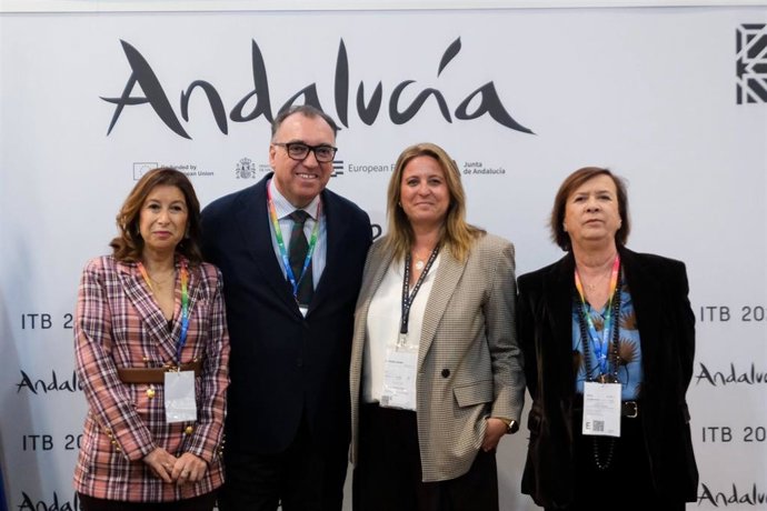La delegada municipal de Turismo, Angie Moreno, en el centro, junto al consejero de Turismo de la Junta de Andalucía, Arturo Bernal.