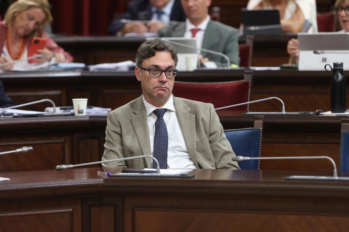 Archivo - El conseller de Economía, Hacienda e Innovación del Govern balear, Antoni Costa, durante un debate en el Parlament.