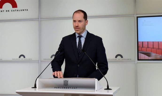 El portavoz del PP en el Parlament, Juan Fernández, en una rueda de prensa