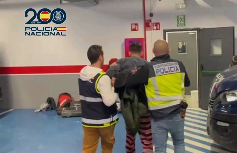 Dos agentes custodian a un detenido en Jerez