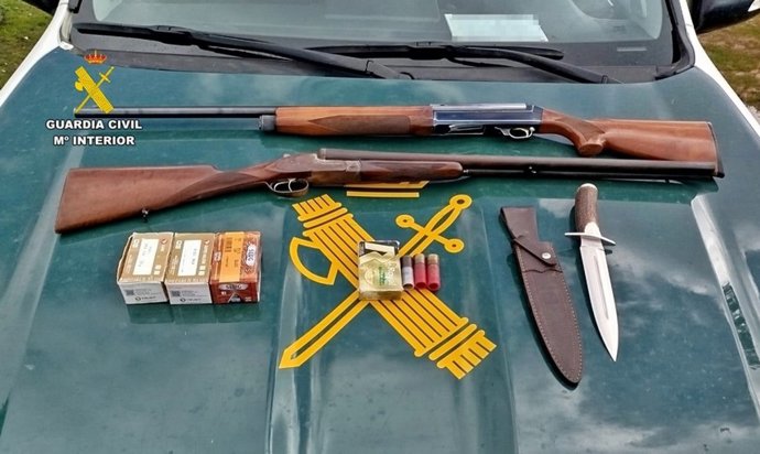 Armas intervenidas a personas por caza furtiva en una finca de Zarza Capilla
