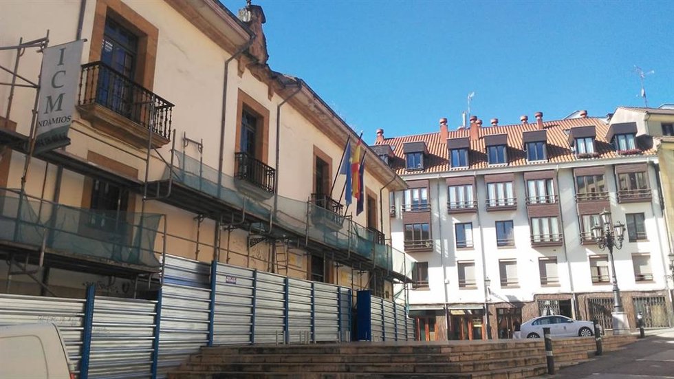 Archivo - Palacio de Inclán Leyguarda, ubicado en la calle del Sol de Oviedo, con andamios.