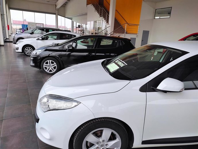 Archivo - Vehículos  en un concesionario