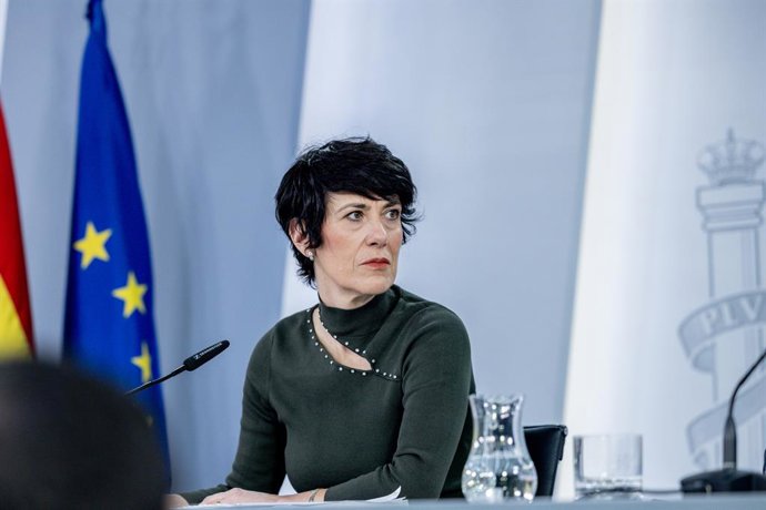 A ministra da Inclusão, Segurança Social e Migrações, Elma Saiz, durante uma coletiva de imprensa após o Conselho de Ministros, em 24 de fevereiro de 2026, em Madri (Espanha). O Governo aprovou no Conselho de Ministros a desclassificação