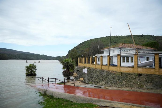 Imagen de archivo del pantano de Bornos (Cádiz) superada su capacidad de embalsamiento.